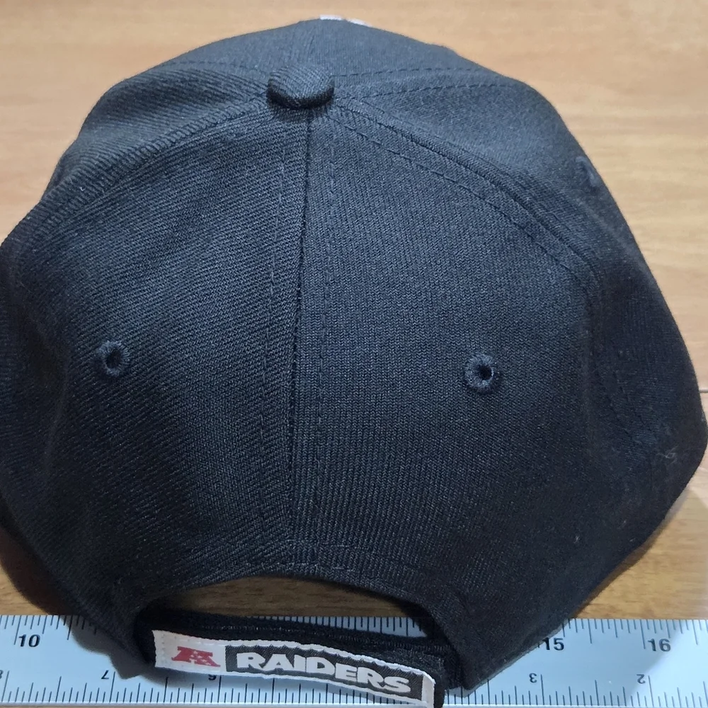 New Era Las Vegas Raiders 9FORTY Youth Adjustable Team cap in black - Picture 6 of 8